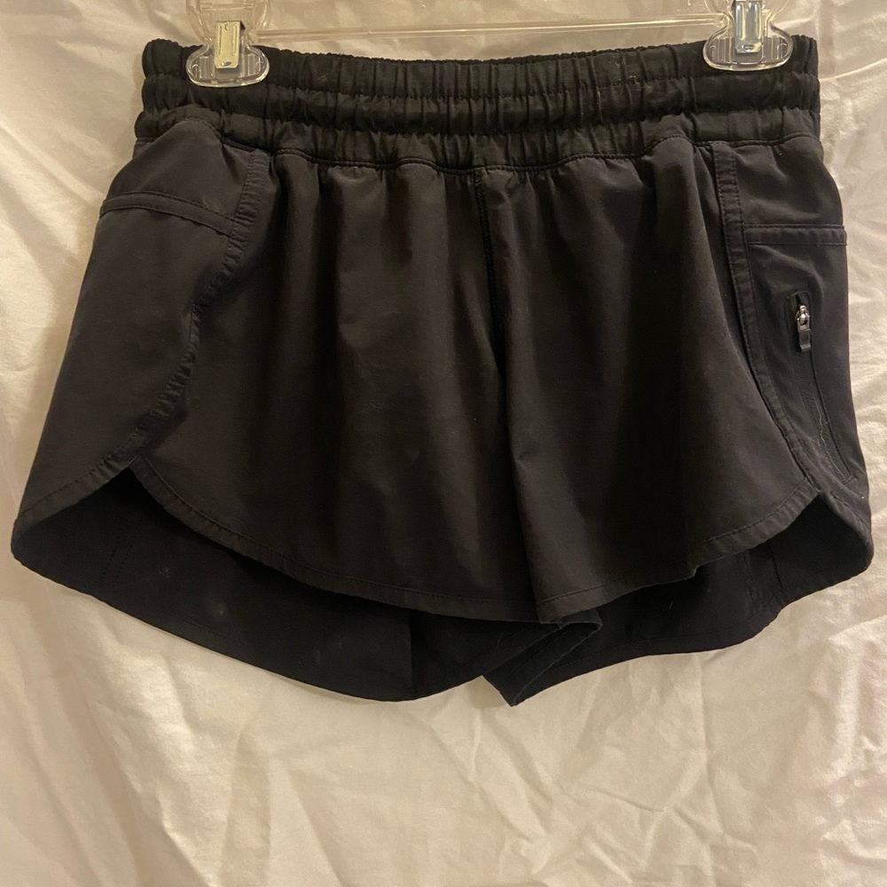 black lululemon shorts